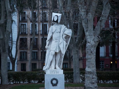 Una de las estatuas de la madrileña plaza de Oriente tapadas con efigies femeninas con ocasión del Día de la Mujer, este lunes. CARANTONIA