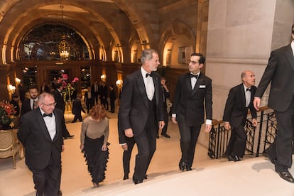 Eduardo Barrachina, presidente de la Cámara Oficial de Comercio de España del Reino Unido, junto al rey Felipe VI durante la gala del 135º aniversario de la Institución.