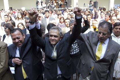 Jesús Zambrano, Miguel Ángel Mancera y Jesús Ortega, durante el 23º aniversario de la fundación del PRD, en mayo del 2012.
