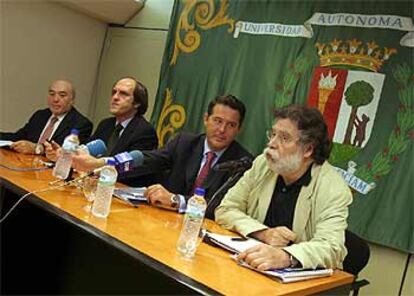 José María Segura, de los Colegios Notariales; Ángel Gabilondo, rector de la Universidad Autónoma de Madrid (UAM); el ministro de Justicia, José María Michavila, y el director de la Escuela de Periodismo, Joaquín Estefanía.