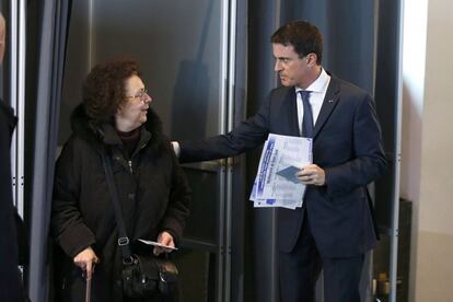 El primer ministro francés, Manuel Valls, antes de votar en un centro electoral, en Evry.