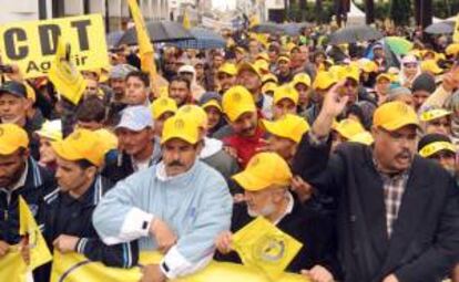 Manifestantes marroquíes gritan consignas a favor de los "derechos y libertades" en denuncia de la política del gobierno, durante una protesta en Rabat, Marruecos.