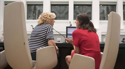 La alcaldesa de Madrid, Manuela Carmena, y la edil Rita Maestre en el pleno.