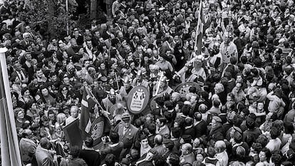 Cientos de daneses invaden Huéscar para celebrar el día de la paz, el 11 de noviembre de 1981, en una imagen de 'Granada hoy' compartida por el Archivo Municipal del pueblo granadino.