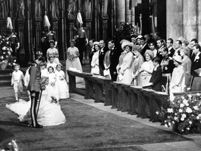 Los entonces príncipe Juan Carlos de Borbón y Sofía de Grecia y Dinamarca, en la segunda fila de invitados, junto a don Juan de Borbón, en la boda de los duques de Kent en York en 1961.