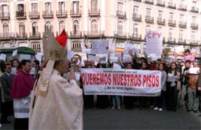 El arzobispo Antonio María Rouco Varela, al pasar la procesión de la Almudena por la Puerta del Sol, bendice a los afectados por el &#39;caso CPV&#39;.