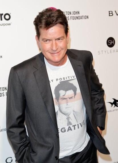 <p>Los desencuentros con Charlie Sheen (Nueva York, 1965) en esta telecomedia familiar fueron tan extremos que la serie se llegó a suspender temporalmente. En la Navidad de 2009 fue arrestado en Aspen tras ser acusado de violencia doméstica por su entonces esposa Brooke Mueller. En febrero de 2010 entró en rehabilitación. Ese otoño destrozó una habitación del Plaza Hotel. Según su compañero de reparto Jon Cryer <a href="http://www.hollywoodreporter.com/features/jon-cryer-reveals-inside-insane-782410" target="_blank">contó en la revista <em>The Hollywood Reporter</em></a>, durante ese año Charlie Sheen empezó a olvidar sus líneas de diálogo, a hablar solo durante el rodaje y a negarse a aprender las coreografías de cada escena. Además, los responsables de maquillaje tenían que caracterizarlo mientras él no dejaba de fumar. En febrero de 2011 insultó al productor de la serie, Chuck Lorre, en la radio. En marzo llamó a su propia serie "la fiesta del vómito". Poco después, era despedido de la serie tras terminar la octava temporada. El actor Ashton Kutcher lo sustituyó durante las cuatro restantes. La serie finalizó en 2015.</p>