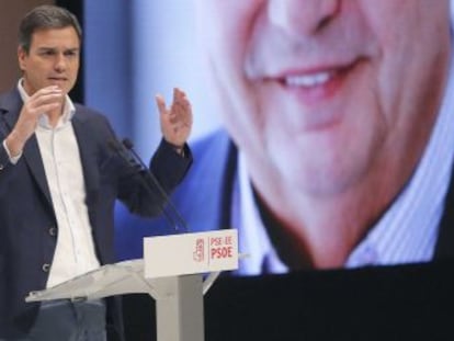 El secretario general del PSOE, Pedro S&aacute;nchez, clausura un acto de homenaje al dirigente socialista guipuzcoano Txiki Benegas.