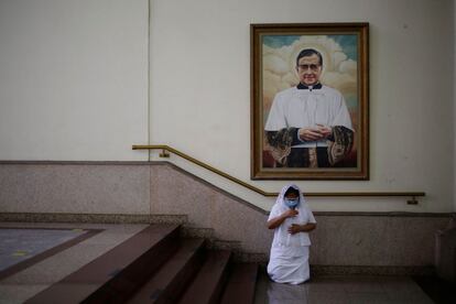 Una mujer reza en la catedral de San Salvador. Las iglesias católicas de El Salvador reabren sus puertas para sus actividades ecuménicas tras cinco meses cerradas por el coronavirus.