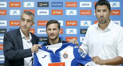 Piatti,en su presentación, entre Robert y Gómez.