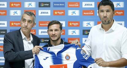 Piatti,en su presentaci&oacute;n, entre Robert y G&oacute;mez. 