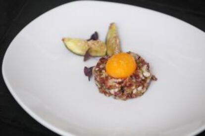 Tartar de jamón ibérico y yema curada en el restaurante Acanthum, en Huelva.