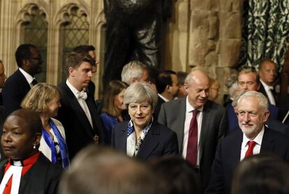 La primera ministra bbritánica Theresa May, junto al líder de la oposición Jeremy Corbyn, asisten al acto inaugural de la nueva legislatura.