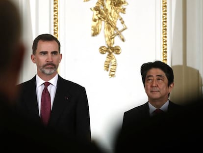 El rey Felipe VI junto a Shinzo Abe en una ceremonia de intercambio de acuerdos entre Espa&ntilde;a y Jap&oacute;n.