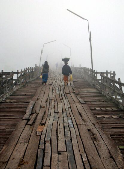 Esta pasarela de madera situada al oeste de Tailandia suele estar cubierta por la niebla, lo que hace que pasar el puente se convierta en toda una aventura.