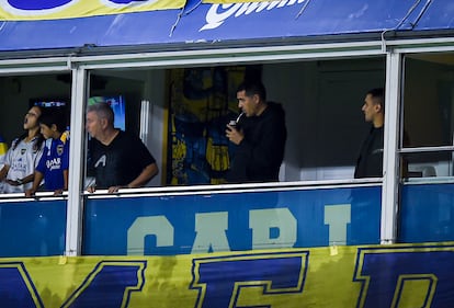 Juan Román Riquelme toma mate en un palco durante un partido.