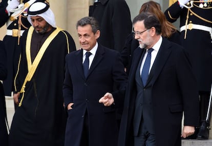 El expresidente francés Nicolas Sarkozy junto a Mariano Rajoy en el palacio del Eliséo camino a la manifestación contra el terrorismo en París, Francia.