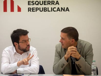 El vicepresidente de la Generalitat, Pere Aragonès, y el coordinador general de Bildu, Arnaldo Otegi.