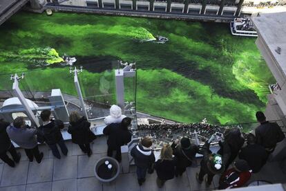 Vista desde una terraza de las aguas teñidas de verde del río Chicago durante las celebraciones del día de San Patricio.