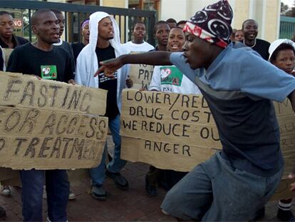 Miembros de la Asociación Surafricana de Personas con Sida protestan ante una farmacéutica en Johannnesburgo.
