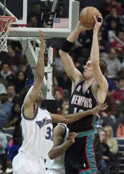 Gasol captura un rebote ante Hamilton, de los Wizards.