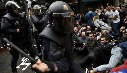 Carga policial en un colegio de Barcelona el 1 de octubre de 2017.