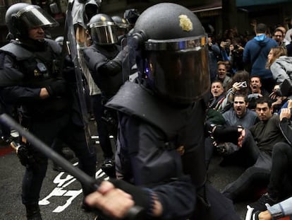 Carga policial en un colegio de Barcelona el 1 de octubre de 2017.