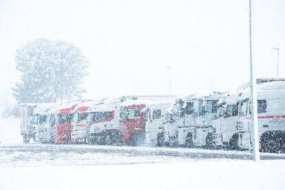 Camiones parados en una estación de servicio cerca de Borges Blanques, en Lleida, ya que la N-240 ha sido cortada al tráfico.