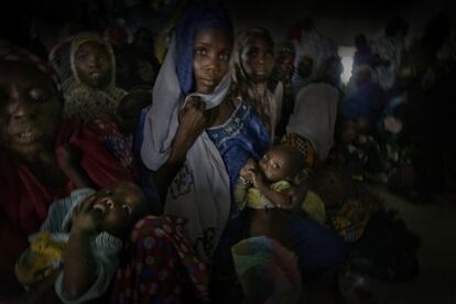 Los refugiados son personas que huyen de conflictos armados o persecución. Se hallan en situaciones de vida o muerte, cruzan fronteras internacionales para buscar seguridad en países cercanos y, así, tratar de ser reconocidos internacionalmente como "refugiados". Se trata de personas a quienes negarles el asilo y la protección puede suponerles un daño físico y psicológico severo, incluyendo la muerte. En la imagen, una mujer alimenta a su hijo en un centro de salud en Borno, donde existe una elevada cifra de personas que sufren desnutrición aguda a causa de la grave crisis humanitaria causada por la violencia del grupo terrorista Boko Haram (Nigeria).