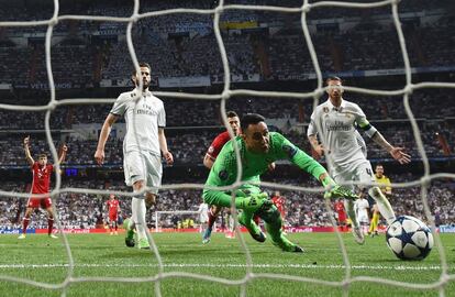 El portero del Real Madrid Keylor Navas observa como se mete el balón en propia puerta.