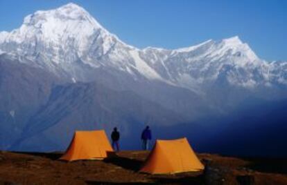 Campamento en el risco de Kopra, al borde de la garganta del Kali Gandaki, con el perfil del Dhaulaguiri (8.167 metros) al fondo, en el Himalaya de Nepal.