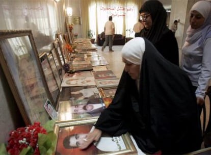 Una mujer iraquí observa las fotos de una exposición sobre los mártires de la prensa en Irak, en Bagdad. Hoy hay que añadir la imagen de Jamail Jalaf, corresponsal de la emisora Radio Free Irak.