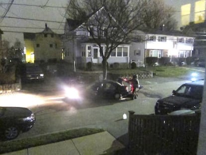 Un artificiero de explosivos despliega un robot en una calle de Watertown donde la polic&iacute;a tiene desplegado el operativo para capturar a Dzhokar Tsarnaev.