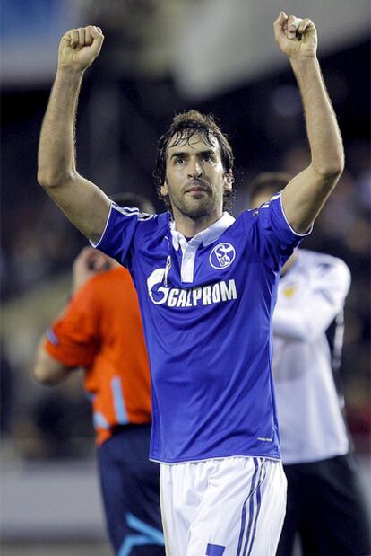 Raúl festeja el empate del Schalke en Mestalla.
