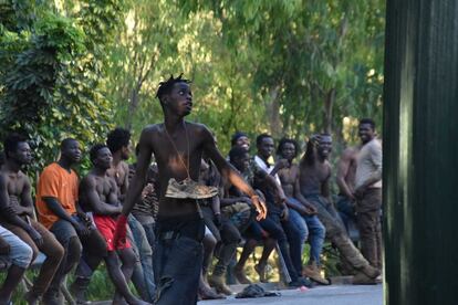 Migrantes esperan a ser admitidos en el CETI de Ceuta, que se encuentra un 15% por encima de su capacidad máxima operativa.