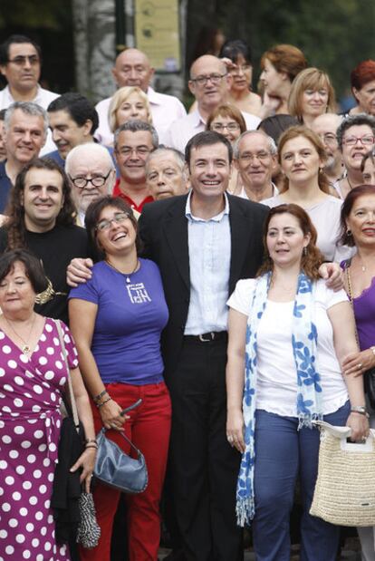 Tomás Gómez con militantes que reunió el jueves en el Retiro.