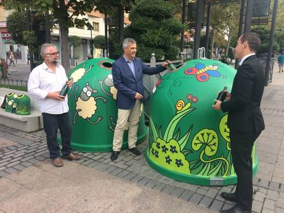 El alcalde de Móstoles, en el centro, recicla una botella.