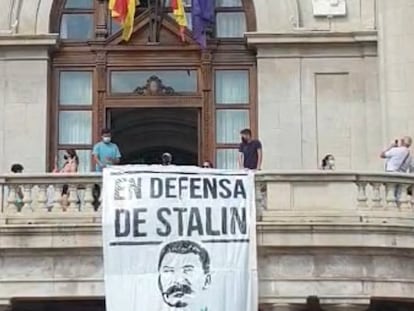 Pancarta en el balcón del Ayuntamiento de Valencia.