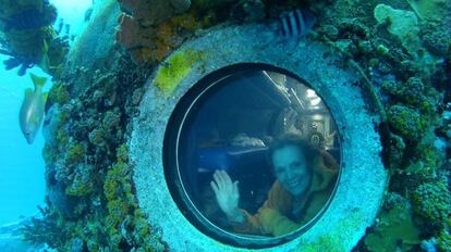 La oceanógrafa Sylvia earle saluda desde el interior de la base Aquarius Reef.