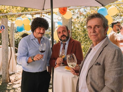 Desde la izquierda, Xosé A. Touriñán, Federico Pérez Rey y Miguel de Lira, en 'Cuñados', de Toño López (2021).