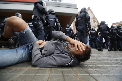 Cargas policiales en la escola Mediterranea de la Barceloneta en Barcelona.