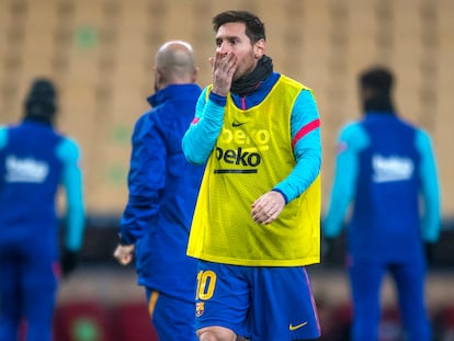 Leo Messi, en el calentamiento con el Barça previo a la final de la Supercopa de España, en La Cartuja (Sevilla).