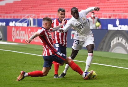 El jugador del Real Madrid Ferland Mendy lucha por la pelota ante Trippier y Correa.