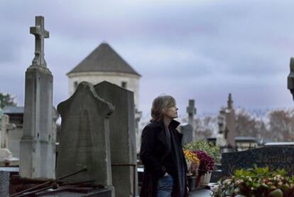 Fred Vargas, entre las tumbas del cementerio de Montparnasse.