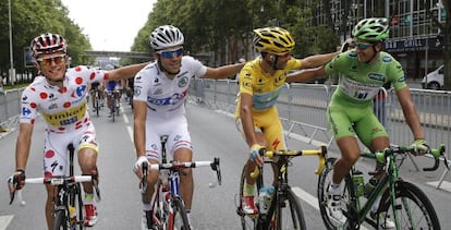 Nibali de amarillo, posa junto a Majka, Pinot y Sagan (de izq. a d.)