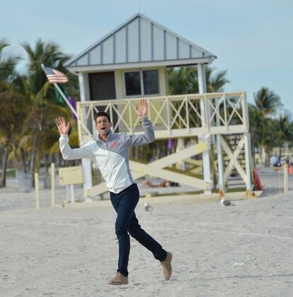 El serbio Novak Djokovic celebra su victoria en el Masters de Miami en Cayo Vizcaino, Florida.