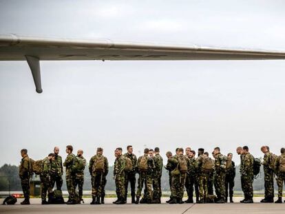 Soldados holandeses, de camino a Noruega para participar en el ejercicio de la OTAN Trident Juncture 2018.