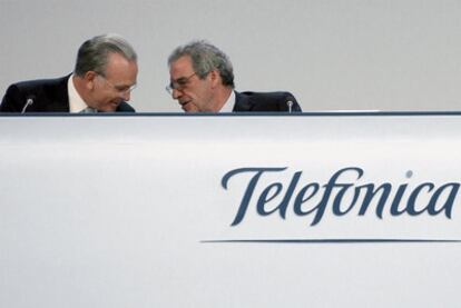Isidro Fainé, vicepresidente de Telefónica, izquierda, conversa con César Alierta.