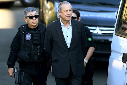 El policía Newton Ischii (izquierda), junto al jefe de Gabinete de Lula, José Dirceu.