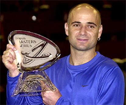 Andre Agassi posa con el trofeo obtenido en Madrid.